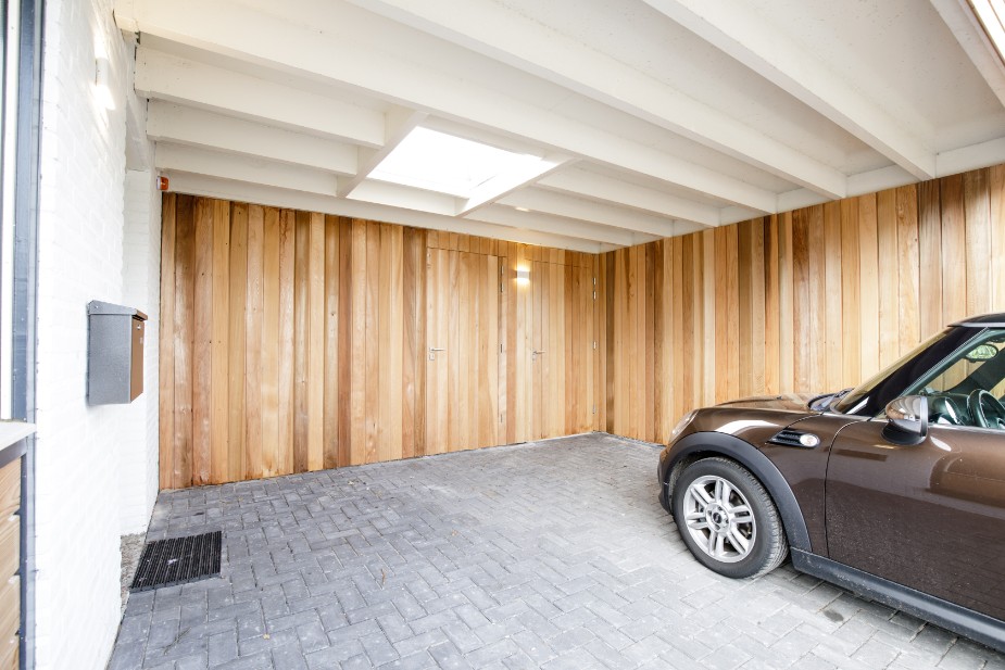 Carport met Buitenwanden van Red Cedar Channel Siding